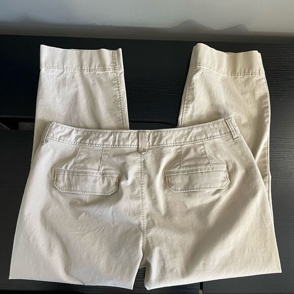 Old Navy Button and Zipper Cotton Spandex 5 Pocket Khaki Capri, 12 - Picture 8 of 11